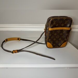 Louis Vuitton Crossbody Monogram Bag - EUC
